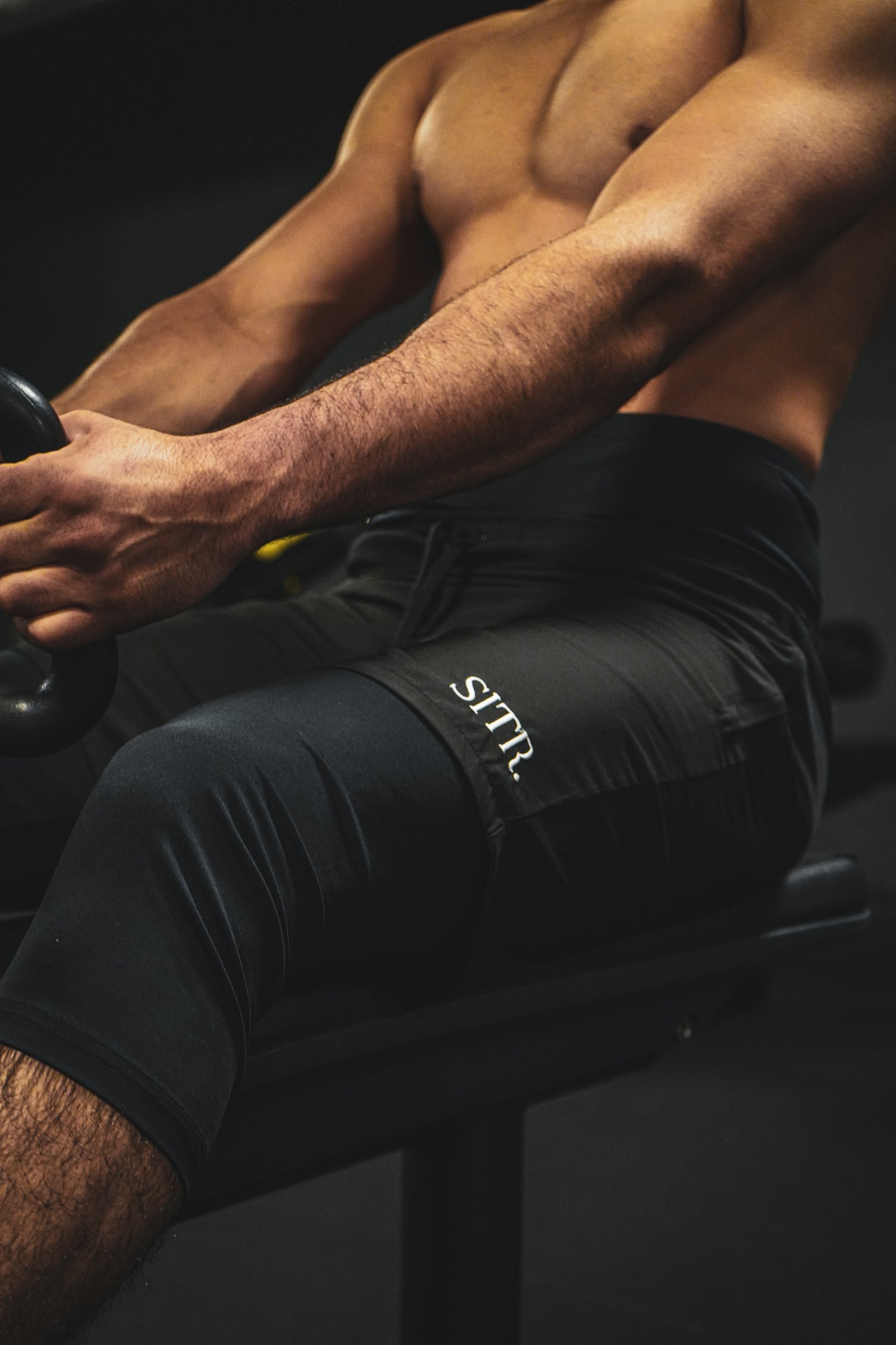 SITR modest sportkleding heren — moslim sportbroek detail tijdens training